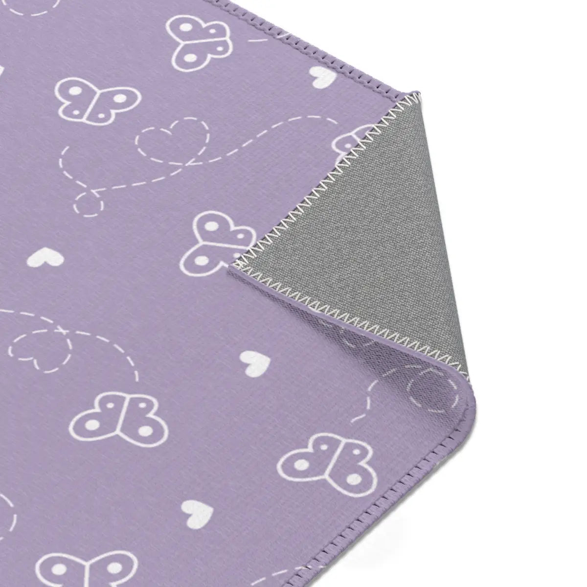 Kinderteppich "Chaotische Schmetterlinge" von spielzwerg. Nahaufnahme umgeklappte Ecke. RUG-00007-XL, RUG-00007-L.