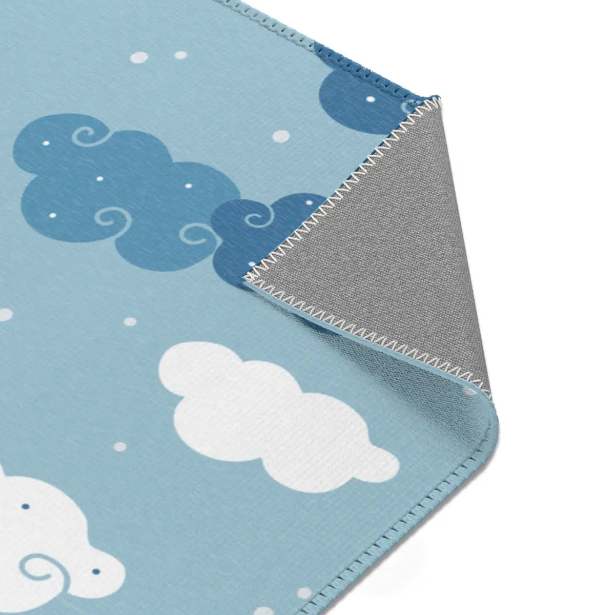 Kinderteppich "Wolkendecke" von spielzwerg. Nahaufnahme umgeklappte Ecke. RUG-00045-XL, RUG-00045-L.