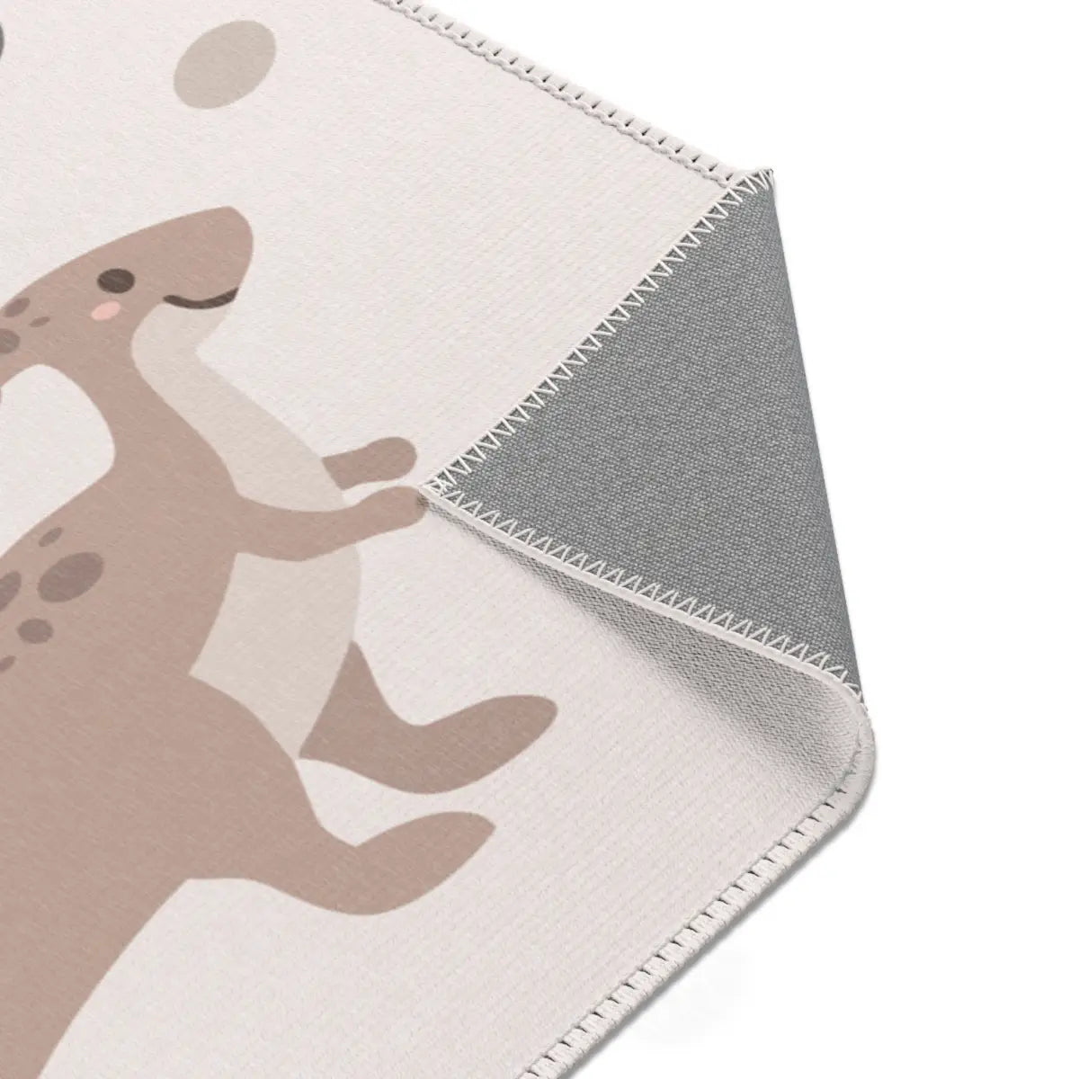 Kinderteppich "Niedliche Dinos" von spielzwerg. Nahaufnahme umgeklappte Ecke. RUG-00081-XL, RUG-00081-L.