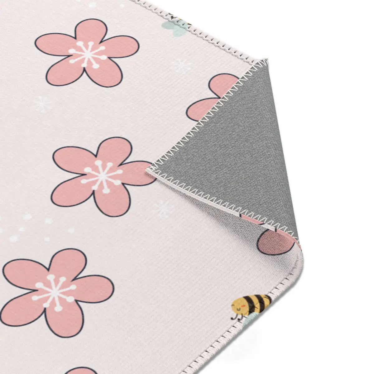 Kinderteppich "Blütennektar" von spielzwerg. Nahaufnahme umgeklappte Ecke. RUG-00058-XL, RUG-00058-L.