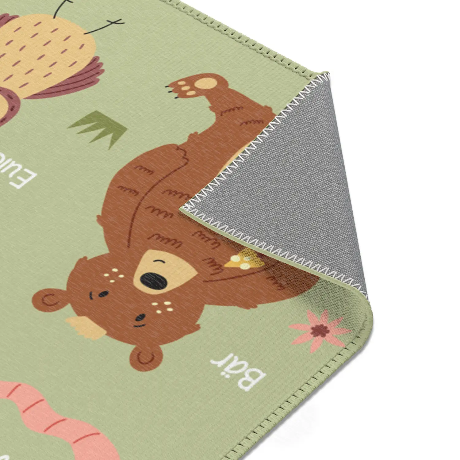 Kinderteppich "Waldtierkunde" von spielzwerg. Nahaufnahme umgeklappte Ecke. RUG-00109-XL, RUG-00109-L.
