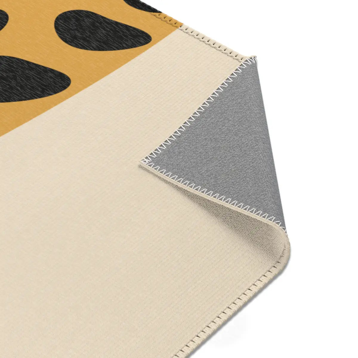 Kinderteppich "Guido Giraffe" von spielzwerg. Nahaufnahme umgeklappte Ecke. RUG-00057-XL, RUG-00057-L.