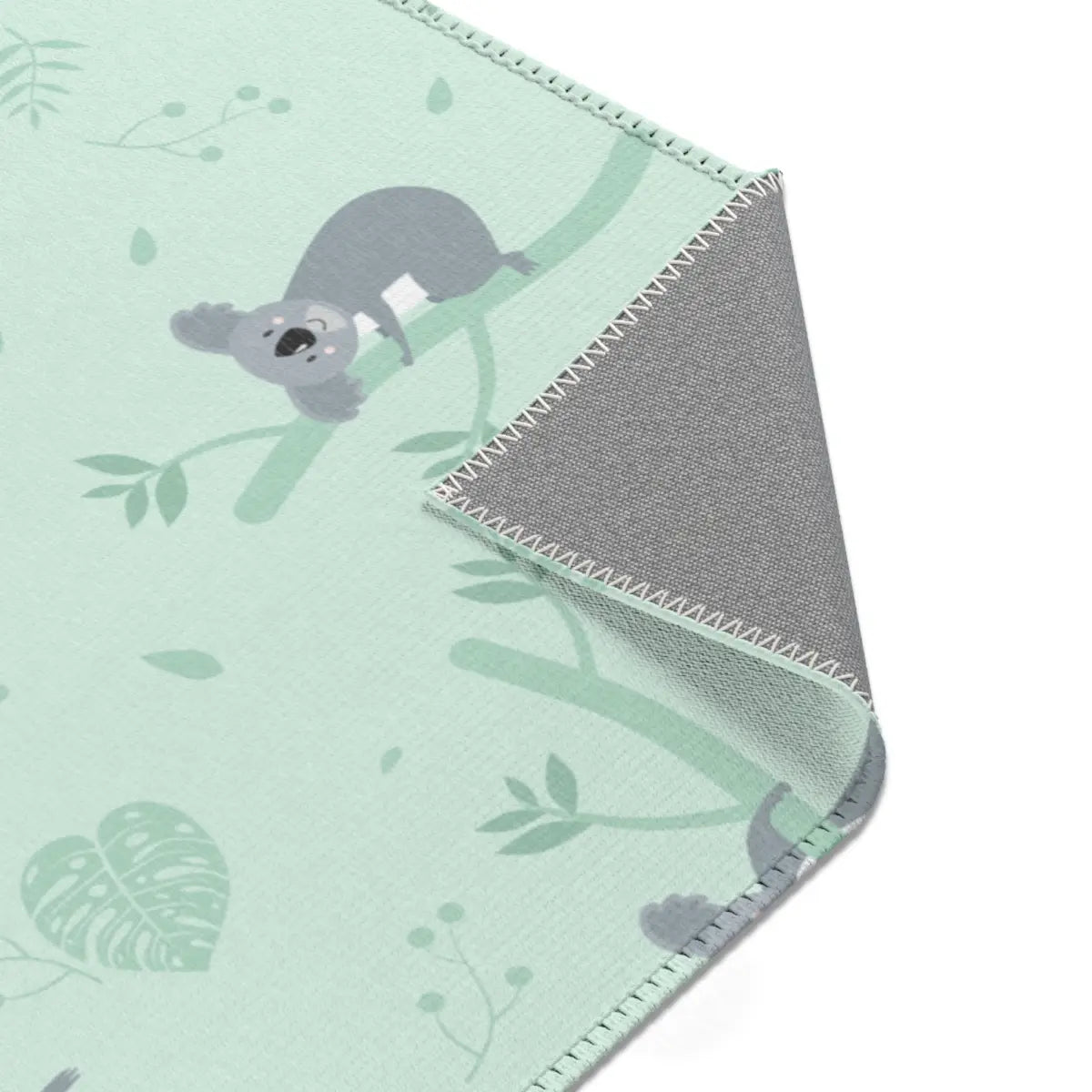 Kinderteppich "Koalas im Eukalyptus" von spielzwerg. Nahaufnahme umgeklappte Ecke. RUG-00021-XL, RUG-00021-L.