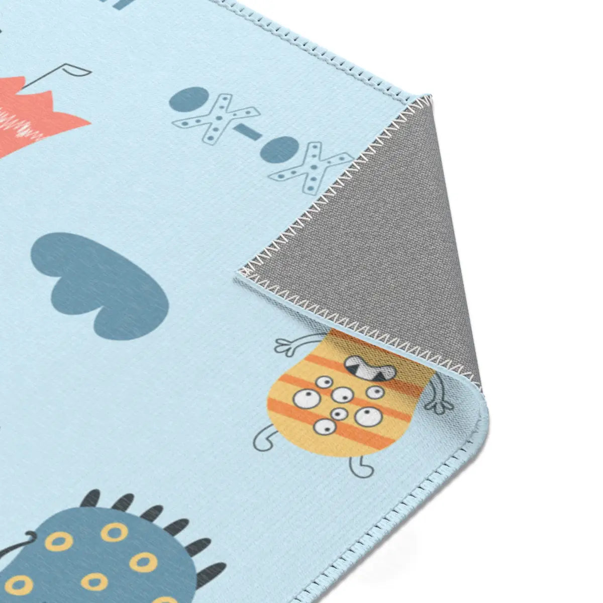 Kinderteppich "Monster" von spielzwerg. Nahaufnahme umgeklappte Ecke. RUG-00019-XL, RUG-00019-L.