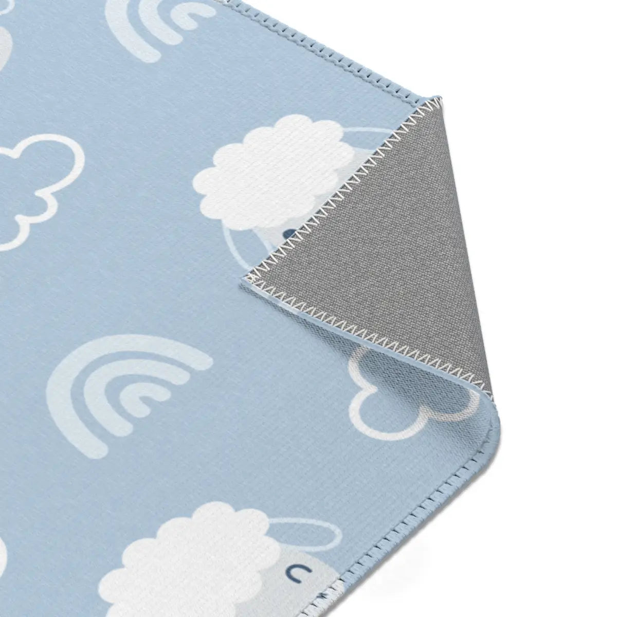 Kinderteppich "Flauschige Wolken" von spielzwerg. Nahaufnahme umgeklappte Ecke. RUG-00016-XL, RUG-00016-L.