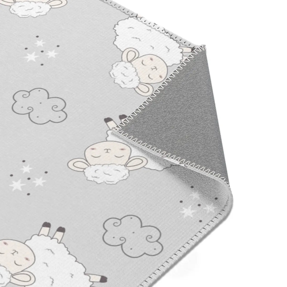 Kinderteppich "Weiße Schäfchen" von spielzwerg. Nahaufnahme umgeklappte Ecke. RUG-00015-XL, RUG-00015-L.