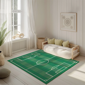 Spielteppich "Fußballfeld" von spielzwerg. Ambientebild von einem hellen, freundlichen Kinderzimmer mit weißen Holzwänden und hellem Holzboden. In der Ecke steht ein niedriges Holzbett mit weißen Decken und hellgrünen Kissen. Davor liegt der Teppich. Links steht ein kleines Holzspielzeugrad am Fenster mit weißen Vorhängen. An der Wand hängt ein gerahmtes Bild mit einem dezenten, kreisförmigen Muster. RUG-00121-XL, RUG-00121-L.