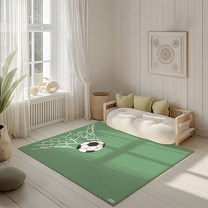 Kinderteppich "Volltreffer" von spielzwerg. Ambientebild von einem hellen, freundlichen Kinderzimmer mit weißen Holzwänden und hellem Holzboden. In der Ecke steht ein niedriges Holzbett mit weißen Decken und hellgrünen Kissen. Davor liegt der Teppich. Links steht ein kleines Holzspielzeugrad am Fenster mit weißen Vorhängen. An der Wand hängt ein gerahmtes Bild mit einem dezenten, kreisförmigen Muster. RUG-00079-XL, RUG-00079-L.