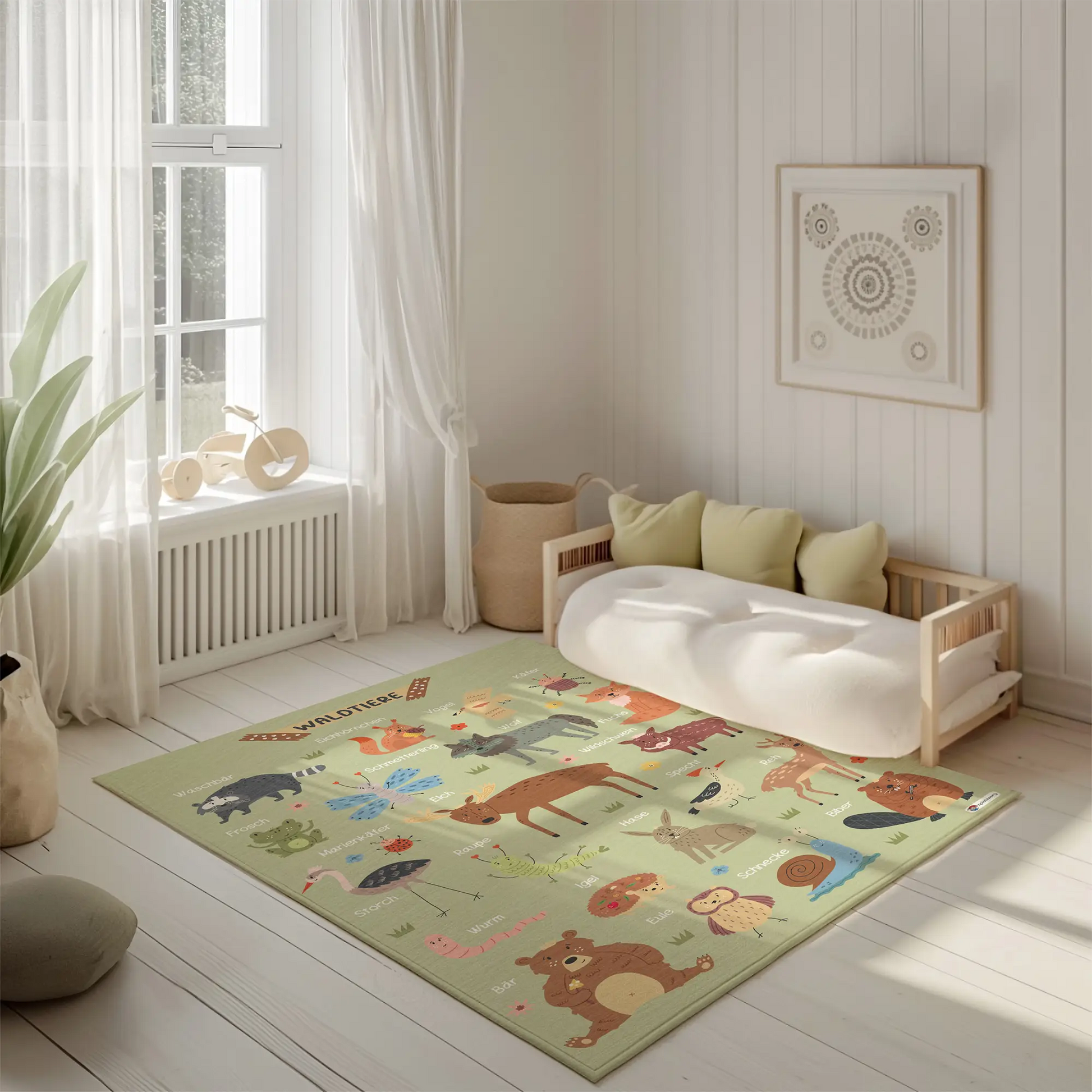 Kinderteppich "Waldtierkunde" von spielzwerg. Ambientebild von einem hellen, freundlichen Kinderzimmer mit weißen Holzwänden und hellem Holzboden. In der Ecke steht ein niedriges Holzbett mit weißen Decken und hellgrünen Kissen. Davor liegt der Teppich. Links steht ein kleines Holzspielzeugrad am Fenster mit weißen Vorhängen. An der Wand hängt ein gerahmtes Bild mit einem dezenten, kreisförmigen Muster. RUG-00109-XL, RUG-00109-L.