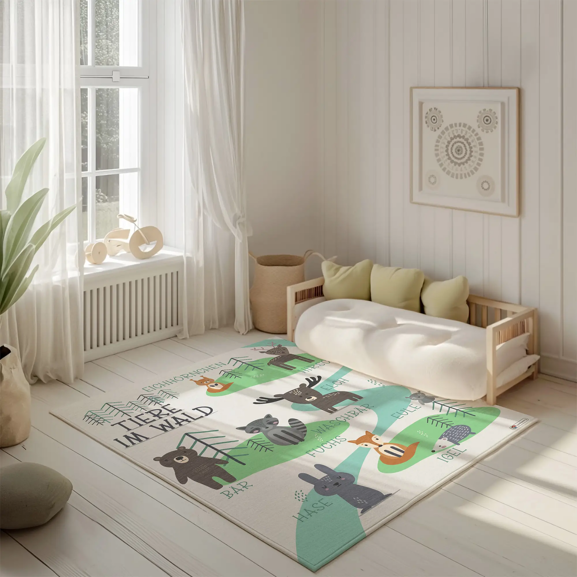 Kinderteppich "Waldfreunde" von spielzwerg. Ambientebild von einem hellen, freundlichen Kinderzimmer mit weißen Holzwänden und hellem Holzboden. In der Ecke steht ein niedriges Holzbett mit weißen Decken und hellgrünen Kissen. Davor liegt der Teppich. Links steht ein kleines Holzspielzeugrad am Fenster mit weißen Vorhängen. An der Wand hängt ein gerahmtes Bild mit einem dezenten, kreisförmigen Muster. RUG-00108-XL, RUG-00108-L.