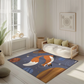 Kinderteppich "Fuchs im All" von spielzwerg. Ambientebild von einem hellen, freundlichen Kinderzimmer mit weißen Holzwänden und hellem Holzboden. In der Ecke steht ein niedriges Holzbett mit weißen Decken und hellgrünen Kissen. Davor liegt der Teppich. Links steht ein kleines Holzspielzeugrad am Fenster mit weißen Vorhängen. An der Wand hängt ein gerahmtes Bild mit einem dezenten, kreisförmigen Muster. RUG-00026-XL, RUG-00026-L.