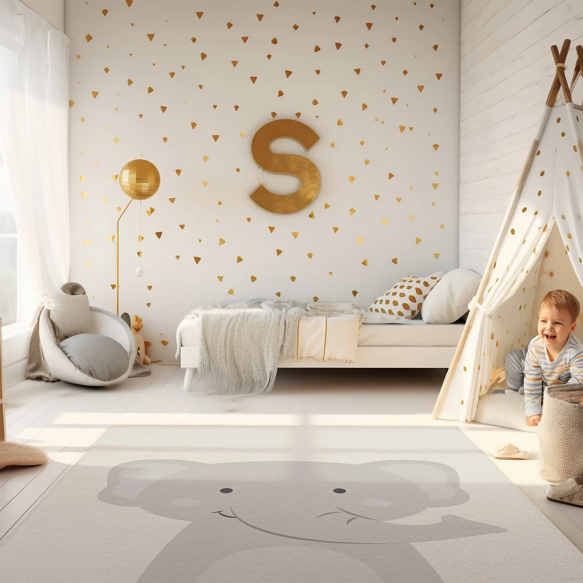 Kinderteppich „Kleiner Elefant“ von spielzwerg. Ambientebild von einem hellen Kinderzimmer mit weißem Holzboden und weißen Wänden, dekoriert mit goldenen Dreiecken und einem großen goldenen Buchstaben 'S'. Links steht ein gemütlicher Sessel mit Kissen und Decke, daneben eine goldene Stehlampe. In der Mitte liegt der Teppich. Rechts sitzt ein lachender Junge in einem weißen Spielzelt mit goldenen Punkten. Im Hintergrund ein schlichtes Bett mit weißer Decke und goldenen Akzenten. RUG-00196-XL, RUG-00196-L.