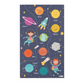 Kinderteppich "Sonnensystem mit Astronauten" von spielzwerg. Frontansicht von vorne. Größe L 150x90 cm.