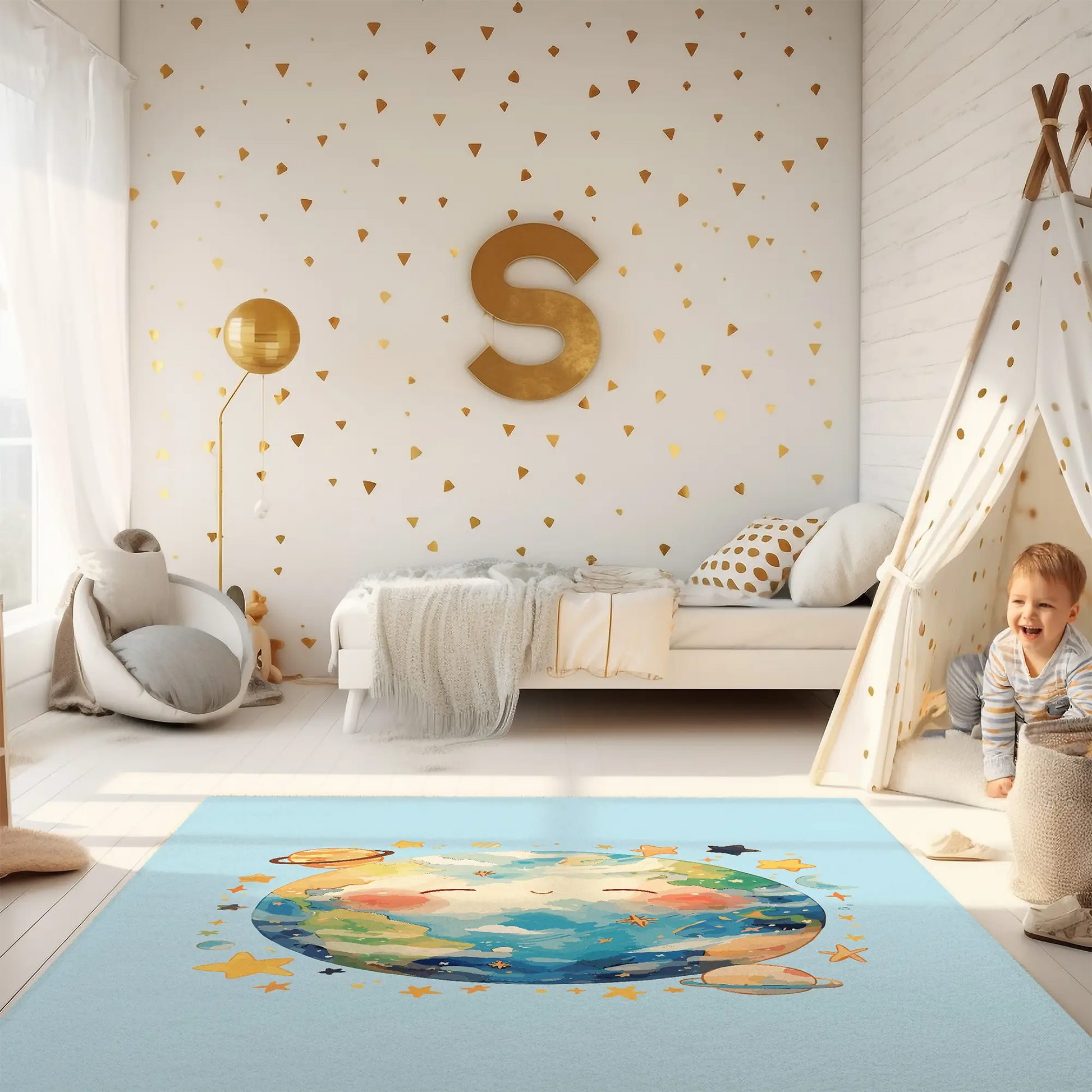 Kinderteppich "Unsere Erde" von spielzwerg. Ambientebild von einem hellen Kinderzimmer mit weißem Holzboden und weißen Wänden, dekoriert mit goldenen Dreiecken und einem großen goldenen Buchstaben 'S'. Links steht ein gemütlicher Sessel mit Kissen und Decke, daneben eine goldene Stehlampe. In der Mitte liegt der Teppich. Rechts sitzt ein lachender Junge in einem weißen Spielzelt mit goldenen Punkten. Im Hintergrund ein schlichtes Bett mit weißer Decke und goldenen Akzenten. RUG-00169-XL, RUG-00169-L.