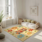 Kinderteppich "Hippie Wohnmobil" von spielzwerg. Ambientebild von einem hellen, freundlichen Kinderzimmer mit weißen Holzwänden und hellem Holzboden. In der Ecke steht ein niedriges Holzbett mit weißen Decken und hellgrünen Kissen. Davor liegt der Teppich. Links steht ein kleines Holzspielzeugrad am Fenster mit weißen Vorhängen. An der Wand hängt ein gerahmtes Bild mit einem dezenten, kreisförmigen Muster. RUG-00113-XL, RUG-00113-L.