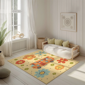 Kinderteppich "Hippie Wohnmobil" von spielzwerg. Ambientebild von einem hellen, freundlichen Kinderzimmer mit weißen Holzwänden und hellem Holzboden. In der Ecke steht ein niedriges Holzbett mit weißen Decken und hellgrünen Kissen. Davor liegt der Teppich. Links steht ein kleines Holzspielzeugrad am Fenster mit weißen Vorhängen. An der Wand hängt ein gerahmtes Bild mit einem dezenten, kreisförmigen Muster. RUG-00113-XL, RUG-00113-L.