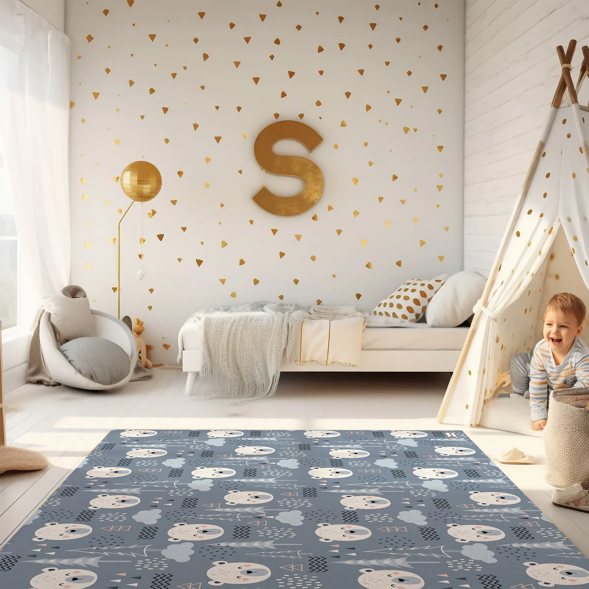 Kinderteppich "Eisbärenlandschaft" von spielzwerg. Ambientebild von einem hellen Kinderzimmer mit weißem Holzboden und weißen Wänden, dekoriert mit goldenen Dreiecken und einem großen goldenen Buchstaben 'S'. Links steht ein gemütlicher Sessel mit Kissen und Decke, daneben eine goldene Stehlampe. In der Mitte liegt der Teppich. Rechts sitzt ein lachender Junge in einem weißen Spielzelt mit goldenen Punkten. Im Hintergrund ein schlichtes Bett mit weißer Decke und goldenen Akzenten. RUG-00140-XL, RUG-00140-L.