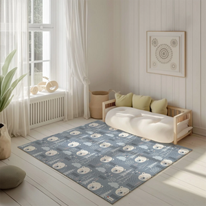 Kinderteppich "Eisbärenlandschaft" von spielzwerg. Ambientebild von einem hellen, freundlichen Kinderzimmer mit weißen Holzwänden und hellem Holzboden. In der Ecke steht ein niedriges Holzbett mit weißen Decken und hellgrünen Kissen. Davor liegt der Teppich. Links steht ein kleines Holzspielzeugrad am Fenster mit weißen Vorhängen. An der Wand hängt ein gerahmtes Bild mit einem dezenten, kreisförmigen Muster. RUG-00140-XL, RUG-00140-L.