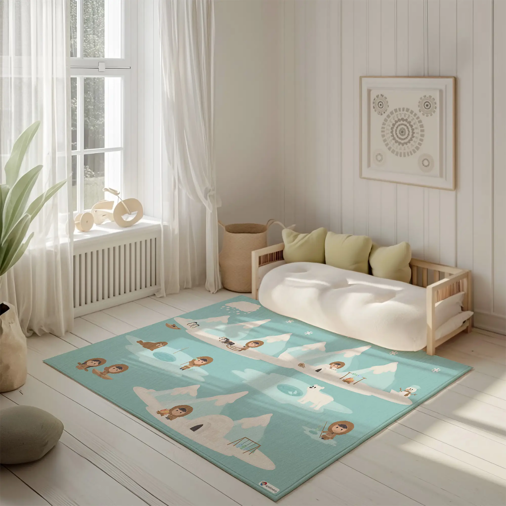 Kinderteppich "Eskimos" von spielzwerg. Ambientebild von einem hellen, freundlichen Kinderzimmer mit weißen Holzwänden und hellem Holzboden. In der Ecke steht ein niedriges Holzbett mit weißen Decken und hellgrünen Kissen. Davor liegt der Teppich. Links steht ein kleines Holzspielzeugrad am Fenster mit weißen Vorhängen. An der Wand hängt ein gerahmtes Bild mit einem dezenten, kreisförmigen Muster. RUG-00004-XL, RUG-00004-L.