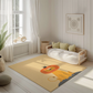 Kinderteppich "Mufasa" von spielzwerg. Ambientebild von einem hellen, freundlichen Kinderzimmer mit weißen Holzwänden und hellem Holzboden. In der Ecke steht ein niedriges Holzbett mit weißen Decken und hellgrünen Kissen. Davor liegt der Teppich. Links steht ein kleines Holzspielzeugrad am Fenster mit weißen Vorhängen. An der Wand hängt ein gerahmtes Bild mit einem dezenten, kreisförmigen Muster. RUG-00094-XL, RUG-00094-L.