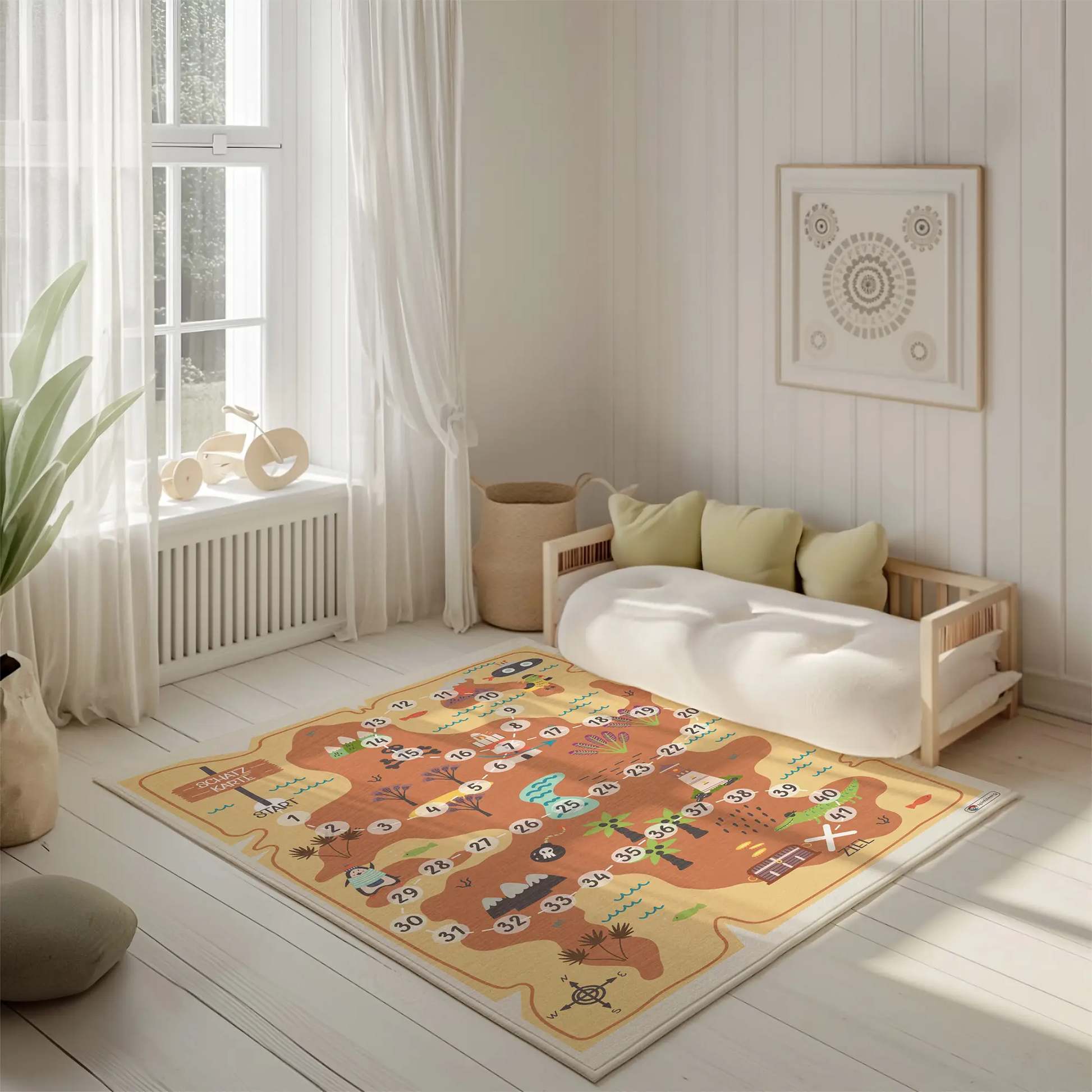 Spielteppich "Schatzjagd" von spielzwerg. Ambientebild von einem hellen, freundlichen Kinderzimmer mit weißen Holzwänden und hellem Holzboden. In der Ecke steht ein niedriges Holzbett mit weißen Decken und hellgrünen Kissen. Davor liegt der Teppich. Links steht ein kleines Holzspielzeugrad am Fenster mit weißen Vorhängen. An der Wand hängt ein gerahmtes Bild mit einem dezenten, kreisförmigen Muster. RUG-00098-XL, RUG-00098-L.