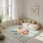 Kinderteppich "Ari" von spielzwerg. Ambientebild von einem hellen, freundlichen Kinderzimmer mit weißen Holzwänden und hellem Holzboden. In der Ecke steht ein niedriges Holzbett mit weißen Decken und hellgrünen Kissen. Davor liegt der Teppich. Links steht ein kleines Holzspielzeugrad am Fenster mit weißen Vorhängen. An der Wand hängt ein gerahmtes Bild mit einem dezenten, kreisförmigen Muster. RUG-00056-XL, RUG-00056-L.