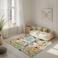 Spielteppich "Mosaik-Dorf" von spielzwerg. Ambientebild von einem hellen, freundlichen Kinderzimmer mit weißen Holzwänden und hellem Holzboden. In der Ecke steht ein niedriges Holzbett mit weißen Decken und hellgrünen Kissen. Davor liegt der Teppich. Links steht ein kleines Holzspielzeugrad am Fenster mit weißen Vorhängen. An der Wand hängt ein gerahmtes Bild mit einem dezenten, kreisförmigen Muster. RUG-00187-XL, RUG-00187-L.