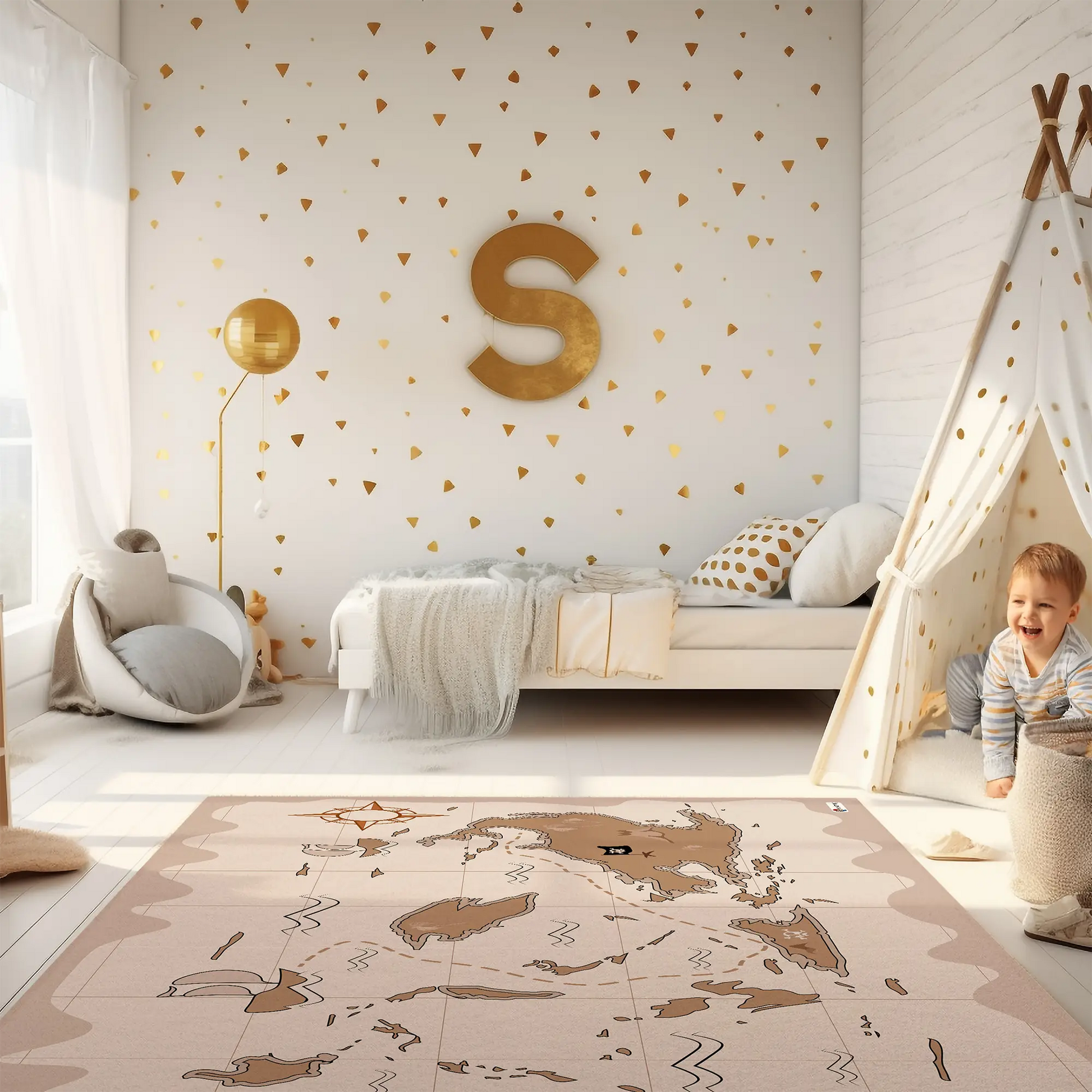 Spielteppich "Schatzkarte" von spielzwerg. Ambientebild von einem hellen Kinderzimmer mit weißem Holzboden und weißen Wänden, dekoriert mit goldenen Dreiecken und einem großen goldenen Buchstaben 'S'. Links steht ein gemütlicher Sessel mit Kissen und Decke, daneben eine goldene Stehlampe. In der Mitte liegt der Teppich. Rechts sitzt ein lachender Junge in einem weißen Spielzelt mit goldenen Punkten. Im Hintergrund ein schlichtes Bett mit weißer Decke und goldenen Akzenten. RUG-00141-XL, RUG-00141-L.