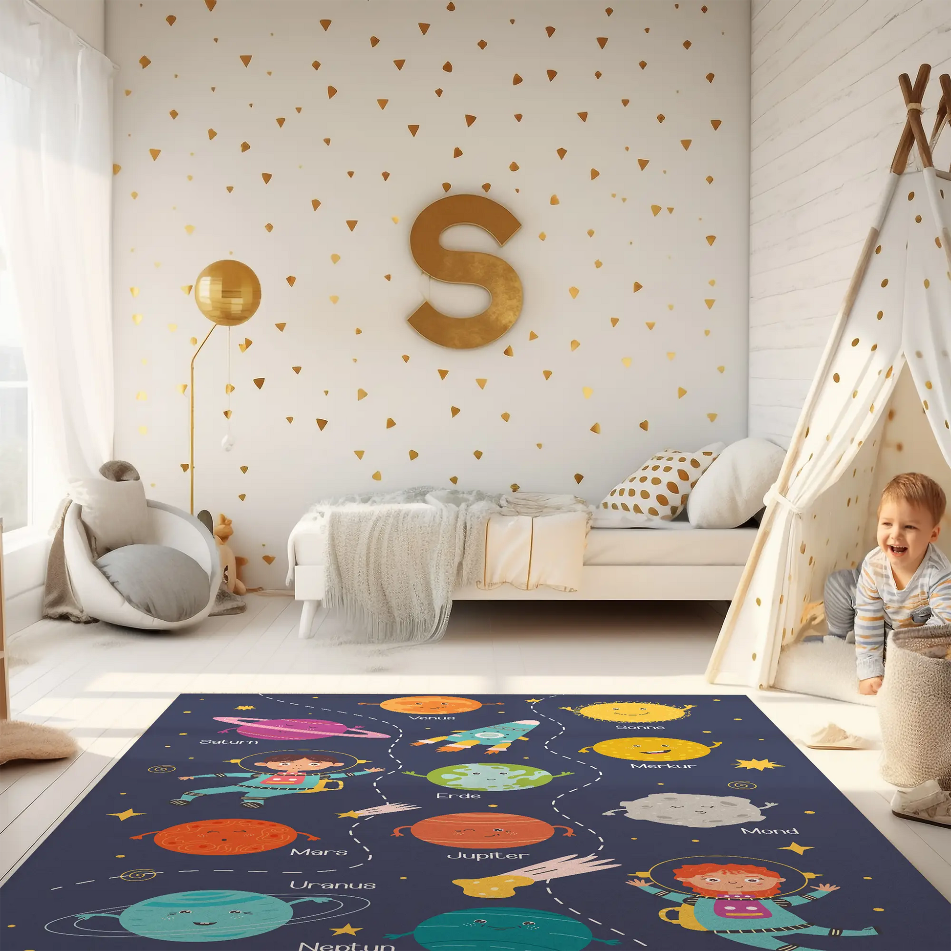 Kinderteppich "Sonnensystem mit Astronauten" von spielzwerg. Ambientebild von einem hellen Kinderzimmer mit weißem Holzboden und weißen Wänden, dekoriert mit goldenen Dreiecken und einem großen goldenen Buchstaben 'S'. Links steht ein gemütlicher Sessel mit Kissen und Decke, daneben eine goldene Stehlampe. In der Mitte liegt der Teppich. Rechts sitzt ein lachender Junge in einem weißen Spielzelt mit goldenen Punkten. Im Hintergrund ein schlichtes Bett mit weißer Decke und goldenen Akzenten. RUG-00101-XL, RU