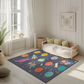 Kinderteppich "Sonnensystem mit Astronauten" von spielzwerg. Ambientebild von einem hellen, freundlichen Kinderzimmer mit weißen Holzwänden und hellem Holzboden. In der Ecke steht ein niedriges Holzbett mit weißen Decken und hellgrünen Kissen. Davor liegt der Teppich. Links steht ein kleines Holzspielzeugrad am Fenster mit weißen Vorhängen. An der Wand hängt ein gerahmtes Bild mit einem dezenten, kreisförmigen Muster. RUG-00101-XL, RUG-00101-L.