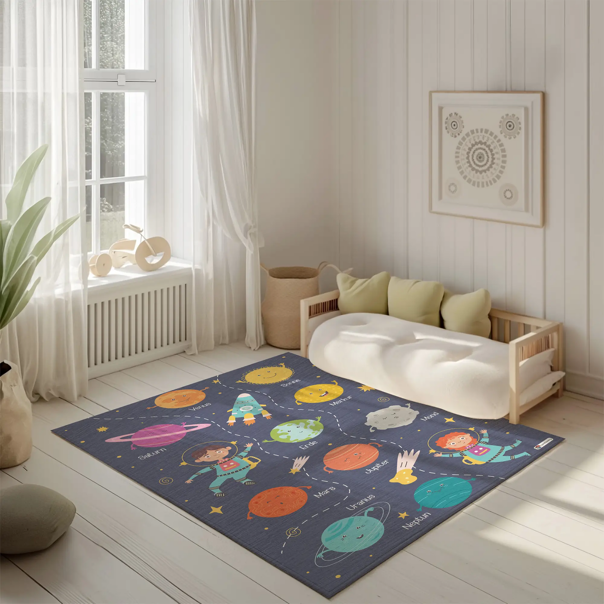 Kinderteppich "Sonnensystem mit Astronauten" von spielzwerg. Ambientebild von einem hellen, freundlichen Kinderzimmer mit weißen Holzwänden und hellem Holzboden. In der Ecke steht ein niedriges Holzbett mit weißen Decken und hellgrünen Kissen. Davor liegt der Teppich. Links steht ein kleines Holzspielzeugrad am Fenster mit weißen Vorhängen. An der Wand hängt ein gerahmtes Bild mit einem dezenten, kreisförmigen Muster. RUG-00101-XL, RUG-00101-L.