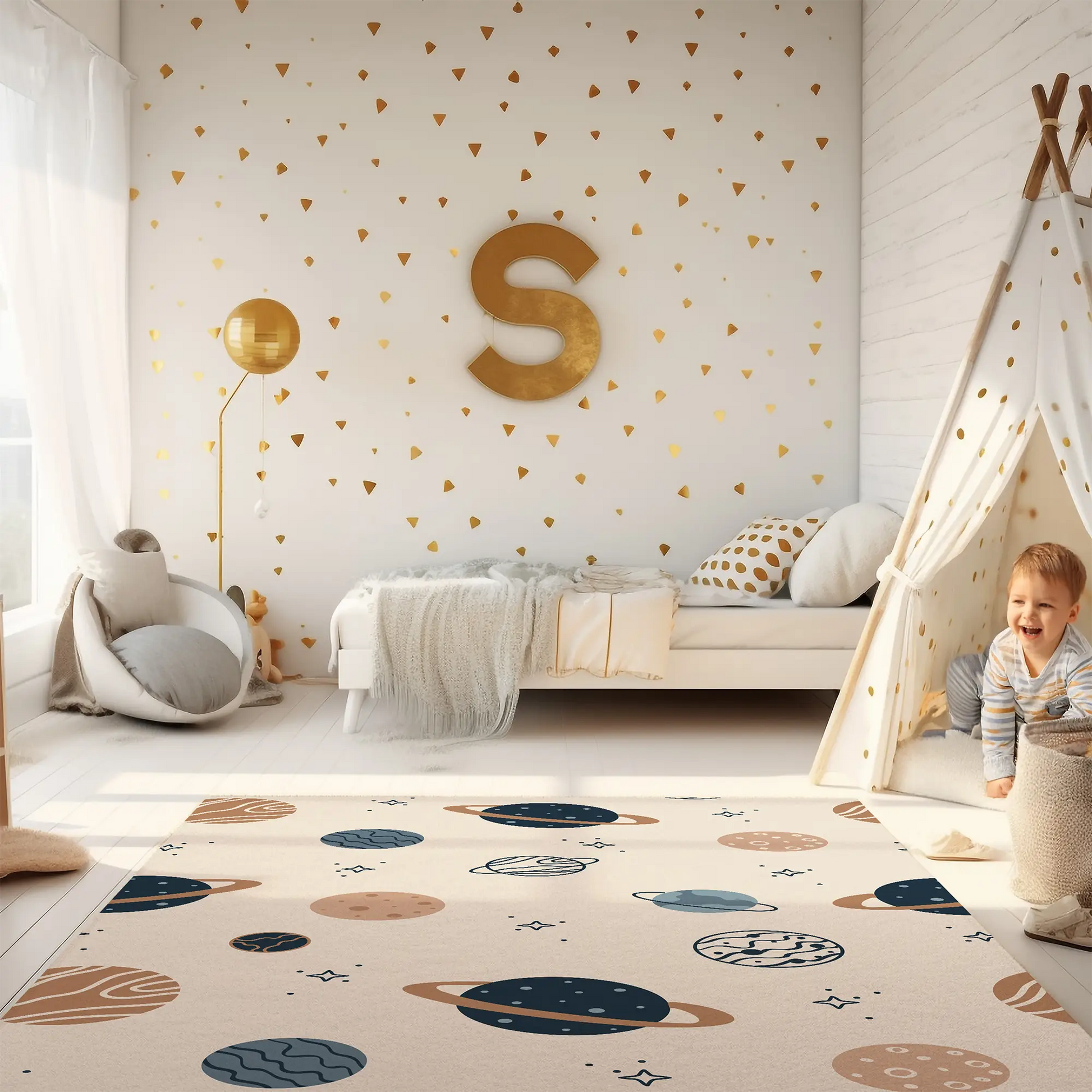 Kinderteppich "Comic Planeten" von spielzwerg. Ambientebild von einem hellen Kinderzimmer mit weißem Holzboden und weißen Wänden, dekoriert mit goldenen Dreiecken und einem großen goldenen Buchstaben 'S'. Links steht ein gemütlicher Sessel mit Kissen und Decke, daneben eine goldene Stehlampe. In der Mitte liegt der Teppich. Rechts sitzt ein lachender Junge in einem weißen Spielzelt mit goldenen Punkten. Im Hintergrund ein schlichtes Bett mit weißer Decke und goldenen Akzenten. RUG-00090-XL, RUG-00090-L.