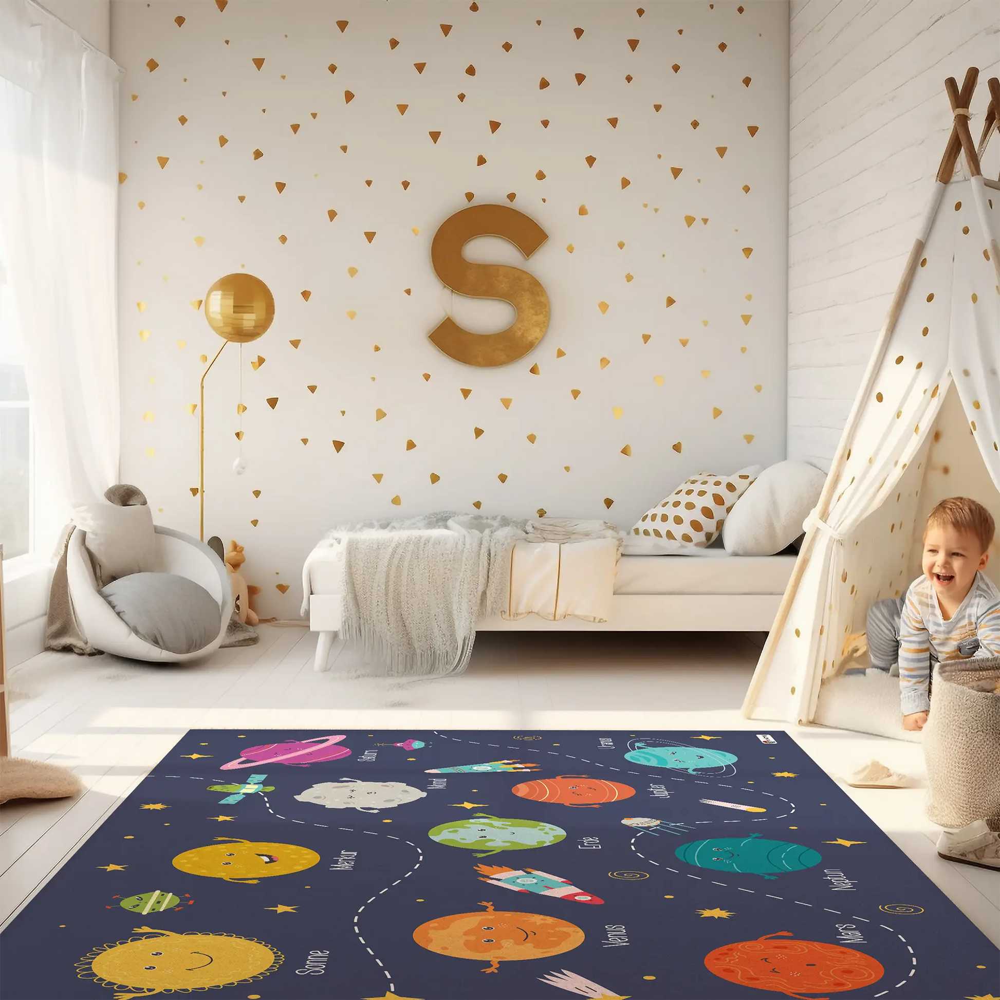 Kinderteppich "Sonnensystem" von spielzwerg. Ambientebild von einem hellen Kinderzimmer mit weißem Holzboden und weißen Wänden, dekoriert mit goldenen Dreiecken und einem großen goldenen Buchstaben 'S'. Links steht ein gemütlicher Sessel mit Kissen und Decke, daneben eine goldene Stehlampe. In der Mitte liegt der Teppich. Rechts sitzt ein lachender Junge in einem weißen Spielzelt mit goldenen Punkten. Im Hintergrund ein schlichtes Bett mit weißer Decke und goldenen Akzenten. RUG-00143-XL, RUG-00143-L.