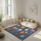 Kinderteppich "Sonnensystem" von spielzwerg. Ambientebild von einem hellen, freundlichen Kinderzimmer mit weißen Holzwänden und hellem Holzboden. In der Ecke steht ein niedriges Holzbett mit weißen Decken und hellgrünen Kissen. Davor liegt der Teppich. Links steht ein kleines Holzspielzeugrad am Fenster mit weißen Vorhängen. An der Wand hängt ein gerahmtes Bild mit einem dezenten, kreisförmigen Muster. RUG-00143-XL, RUG-00143-L.