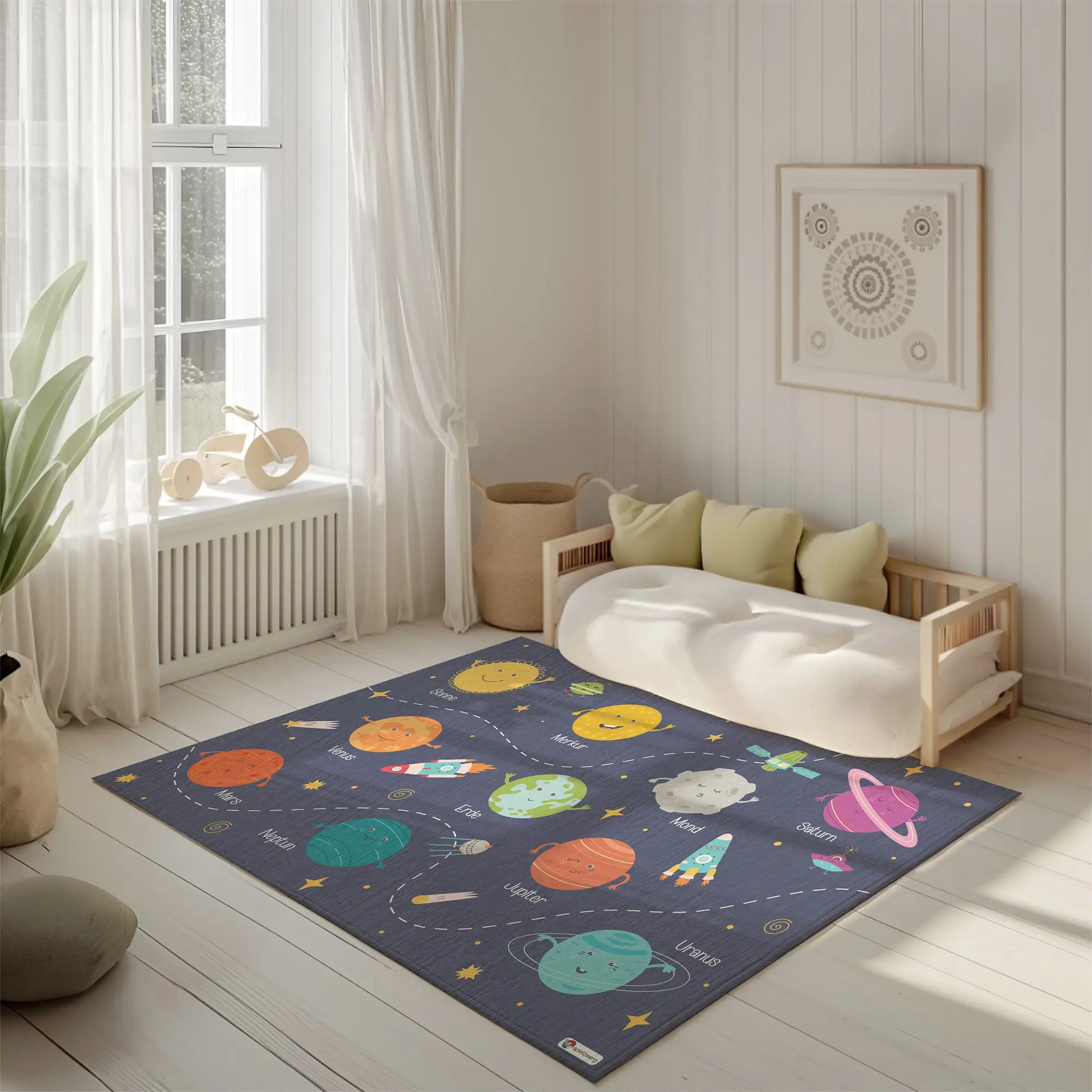 Kinderteppich "Sonnensystem" von spielzwerg. Ambientebild von einem hellen, freundlichen Kinderzimmer mit weißen Holzwänden und hellem Holzboden. In der Ecke steht ein niedriges Holzbett mit weißen Decken und hellgrünen Kissen. Davor liegt der Teppich. Links steht ein kleines Holzspielzeugrad am Fenster mit weißen Vorhängen. An der Wand hängt ein gerahmtes Bild mit einem dezenten, kreisförmigen Muster. RUG-00143-XL, RUG-00143-L.