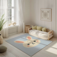 Kinderteppich "Hasi" von spielzwerg. Ambientebild von einem hellen, freundlichen Kinderzimmer mit weißen Holzwänden und hellem Holzboden. In der Ecke steht ein niedriges Holzbett mit weißen Decken und hellgrünen Kissen. Davor liegt der Teppich. Links steht ein kleines Holzspielzeugrad am Fenster mit weißen Vorhängen. An der Wand hängt ein gerahmtes Bild mit einem dezenten, kreisförmigen Muster. RUG-00129-XL, RUG-00129-L.