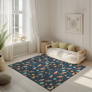 Kinderteppich „Weltraumchaos“ von spielzwerg. Ambientebild von einem hellen, freundlichen Kinderzimmer mit weißen Holzwänden und hellem Holzboden. In der Ecke steht ein niedriges Holzbett mit weißen Decken und hellgrünen Kissen. Davor liegt der Teppich. Links steht ein kleines Holzspielzeugrad am Fenster mit weißen Vorhängen. An der Wand hängt ein gerahmtes Bild mit einem dezenten, kreisförmigen Muster. RUG-00155-XL, RUG-00155-L.