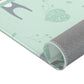 Kinderteppich "Koalas im Eukalyptus" von spielzwerg. Nahaufnahme gerollt. RUG-00021-XL, RUG-00021-L.