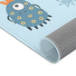 Kinderteppich "Monster" von spielzwerg. Nahaufnahme gerollt. RUG-00019-XL, RUG-00019-L.