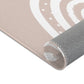 Kinderteppich "Pastell-Regenbögen" von spielzwerg. Nahaufnahme gerollt. RUG-00075-XL, RUG-00075-L.