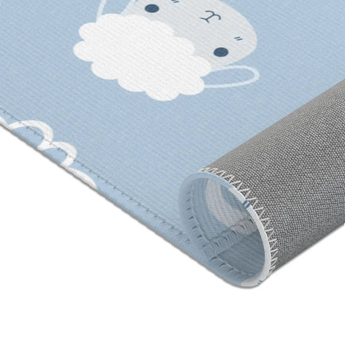 Kinderteppich "Flauschige Wolken" von spielzwerg. Nahaufnahme gerollt. RUG-00016-XL, RUG-00016-L.