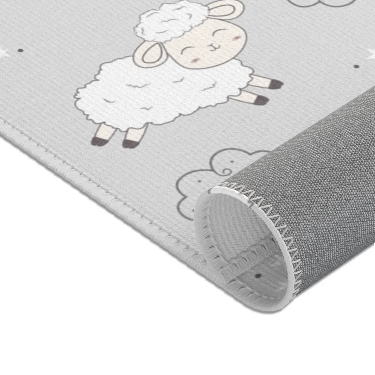 Kinderteppich "Weiße Schäfchen" von spielzwerg. Nahaufnahme gerollt. RUG-00015-XL, RUG-00015-L.