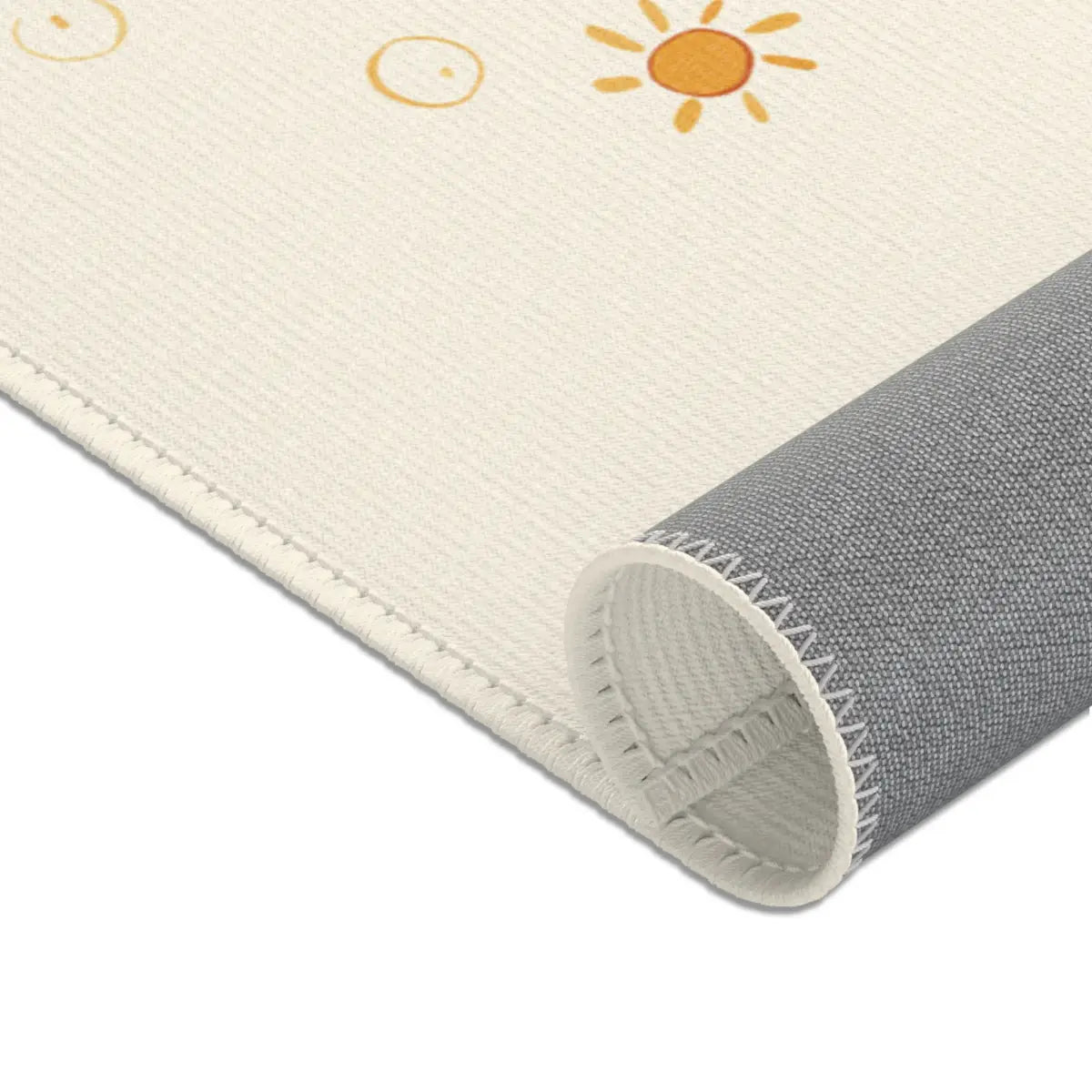 Kinderteppich "Niedliche Sonne" von spielzwerg. Nahaufnahme gerollt. RUG-00066-XL, RUG-00066-L.
