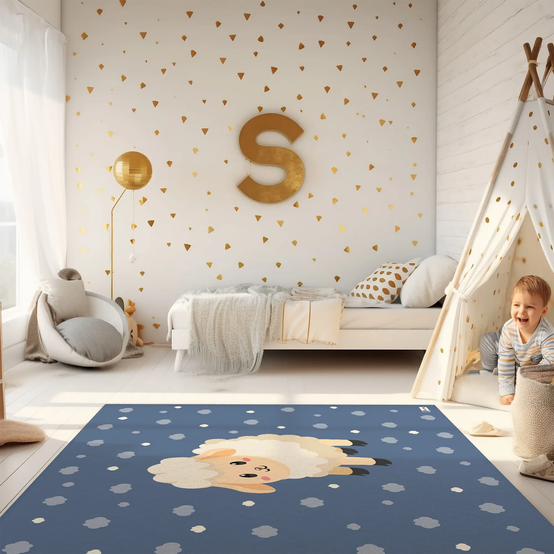 Kinderteppich "Samu Schäfchen" von spielzwerg. Ambientebild von einem hellen Kinderzimmer mit weißem Holzboden und weißen Wänden, dekoriert mit goldenen Dreiecken und einem großen goldenen Buchstaben 'S'. Links steht ein gemütlicher Sessel mit Kissen und Decke, daneben eine goldene Stehlampe. In der Mitte liegt der Teppich. Rechts sitzt ein lachender Junge in einem weißen Spielzelt mit goldenen Punkten. Im Hintergrund ein schlichtes Bett mit weißer Decke und goldenen Akzenten. RUG-00148-XL, RUG-00148-L.