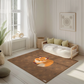 Kinderteppich "Finn Fuchs" von spielzwerg. Ambientebild von einem hellen, freundlichen Kinderzimmer mit weißen Holzwänden und hellem Holzboden. In der Ecke steht ein niedriges Holzbett mit weißen Decken und hellgrünen Kissen. Davor liegt der Teppich. Links steht ein kleines Holzspielzeugrad am Fenster mit weißen Vorhängen. An der Wand hängt ein gerahmtes Bild mit einem dezenten, kreisförmigen Muster. RUG-00149-XL, RUG-00149-L.