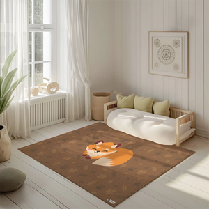 Kinderteppich "Finn Fuchs" von spielzwerg. Ambientebild von einem hellen, freundlichen Kinderzimmer mit weißen Holzwänden und hellem Holzboden. In der Ecke steht ein niedriges Holzbett mit weißen Decken und hellgrünen Kissen. Davor liegt der Teppich. Links steht ein kleines Holzspielzeugrad am Fenster mit weißen Vorhängen. An der Wand hängt ein gerahmtes Bild mit einem dezenten, kreisförmigen Muster. RUG-00149-XL, RUG-00149-L.
