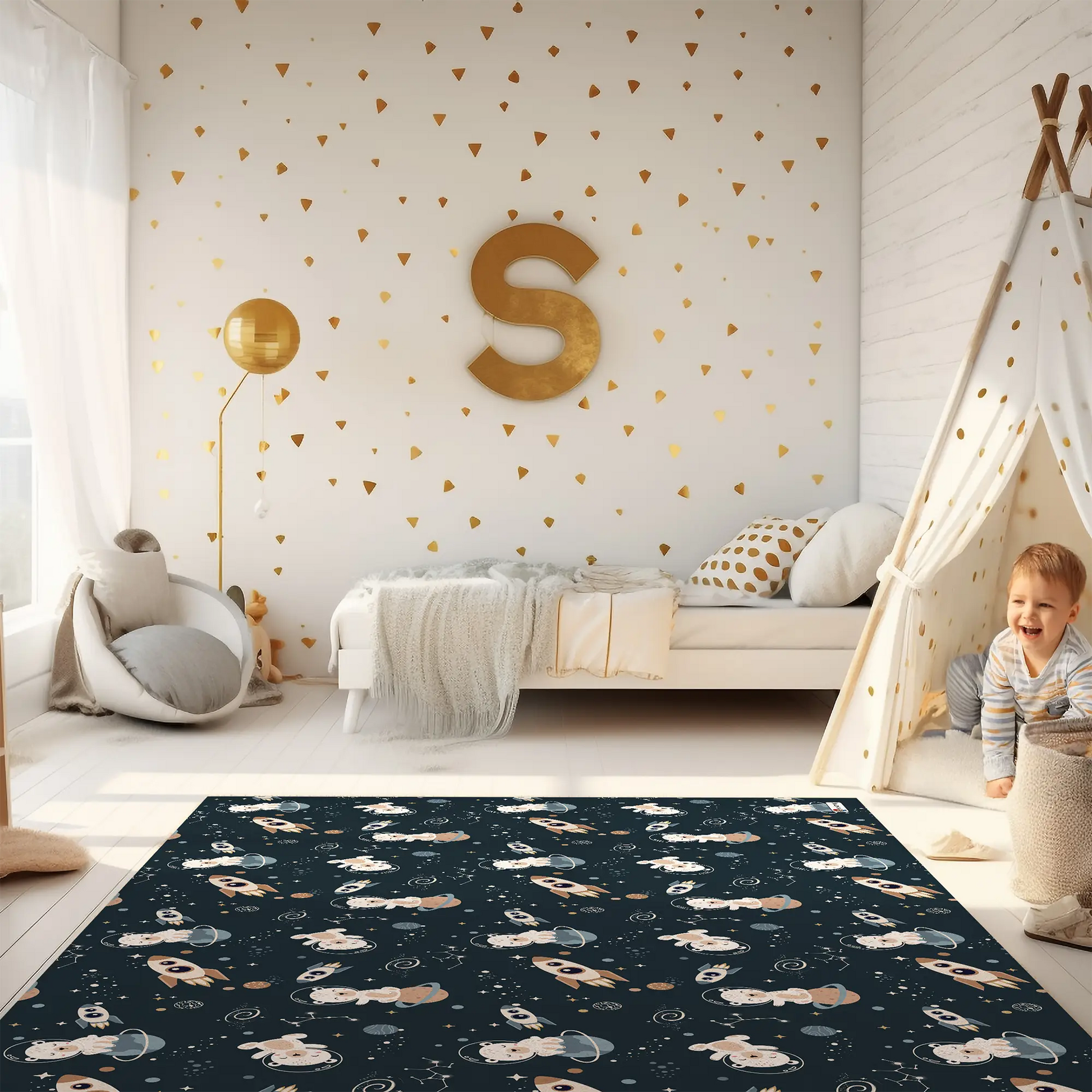 Kinderteppich "Weltraumbären" von spielzwerg. Ambientebild von einem hellen Kinderzimmer mit weißem Holzboden und weißen Wänden, dekoriert mit goldenen Dreiecken und einem großen goldenen Buchstaben 'S'. Links steht ein gemütlicher Sessel mit Kissen und Decke, daneben eine goldene Stehlampe. In der Mitte liegt der Teppich. Rechts sitzt ein lachender Junge in einem weißen Spielzelt mit goldenen Punkten. Im Hintergrund ein schlichtes Bett mit weißer Decke und goldenen Akzenten. RUG-00136-XL, RUG-00136-L.