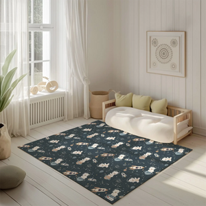 Kinderteppich "Weltraumbären" von spielzwerg. Ambientebild von einem hellen, freundlichen Kinderzimmer mit weißen Holzwänden und hellem Holzboden. In der Ecke steht ein niedriges Holzbett mit weißen Decken und hellgrünen Kissen. Davor liegt der Teppich. Links steht ein kleines Holzspielzeugrad am Fenster mit weißen Vorhängen. An der Wand hängt ein gerahmtes Bild mit einem dezenten, kreisförmigen Muster. RUG-00136-XL, RUG-00136-L.