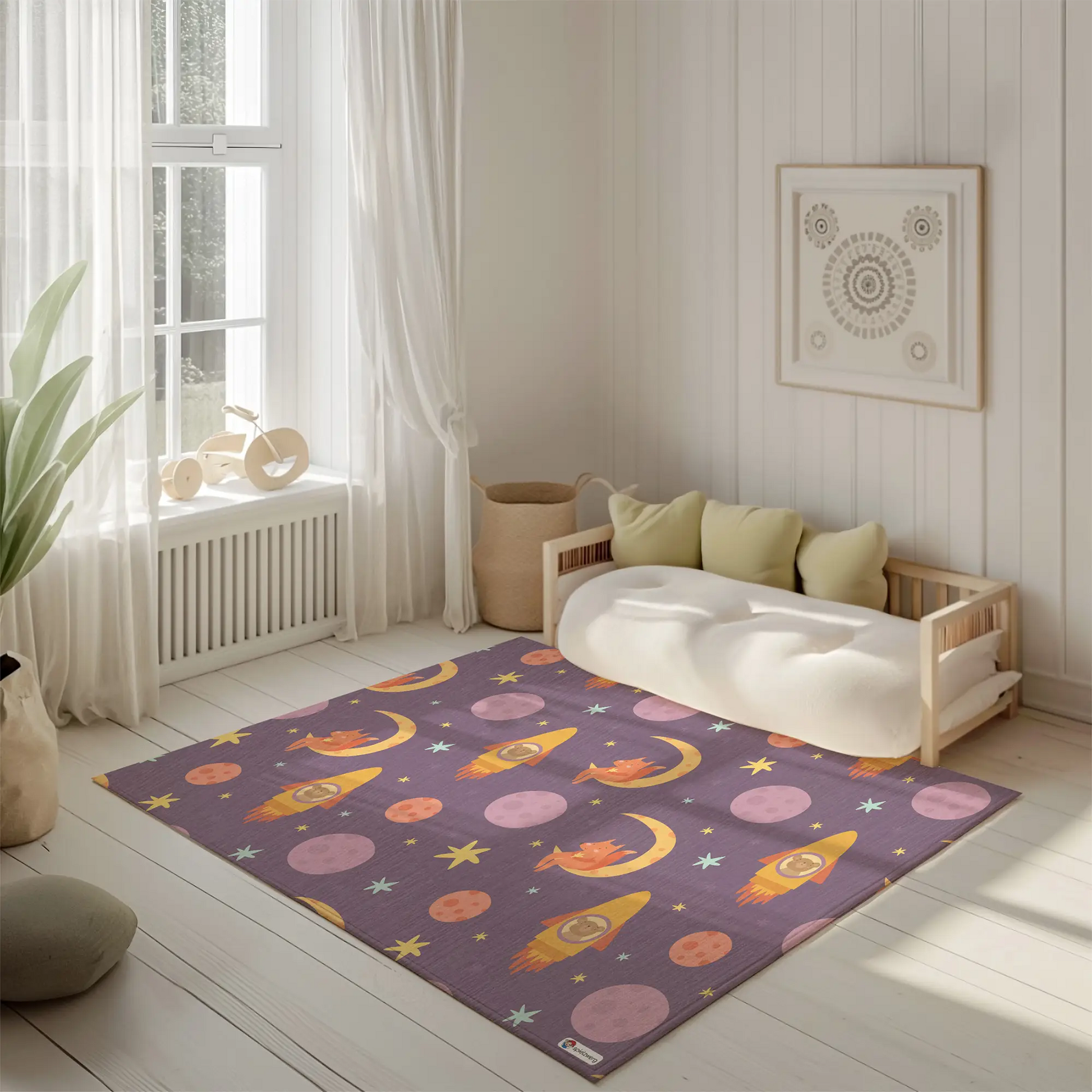 Kinderteppich "Tierische Weltalltouristen" von spielzwerg. Ambientebild von einem hellen, freundlichen Kinderzimmer mit weißen Holzwänden und hellem Holzboden. In der Ecke steht ein niedriges Holzbett mit weißen Decken und hellgrünen Kissen. Davor liegt der Teppich. Links steht ein kleines Holzspielzeugrad am Fenster mit weißen Vorhängen. An der Wand hängt ein gerahmtes Bild mit einem dezenten, kreisförmigen Muster. RUG-00100-XL, RUG-00100-L.
