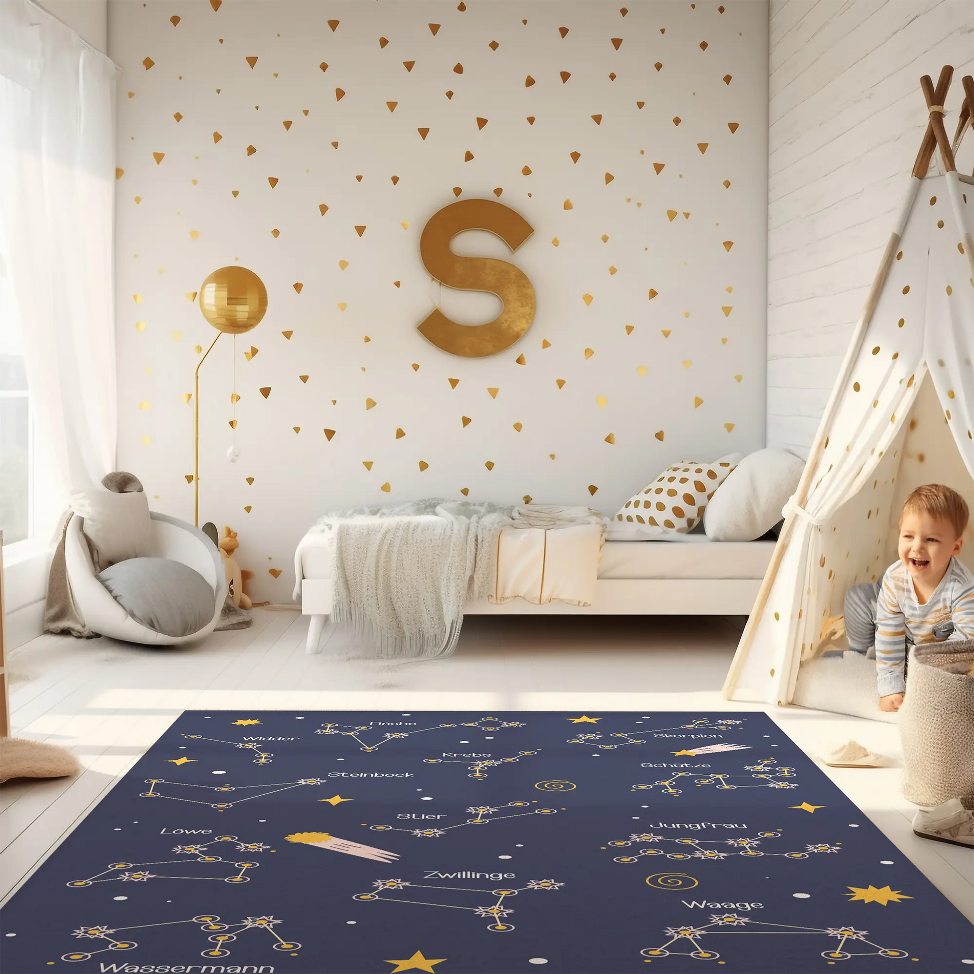 Kinderteppich "Sternzeichen" von spielzwerg. Ambientebild von einem hellen Kinderzimmer mit weißem Holzboden und weißen Wänden, dekoriert mit goldenen Dreiecken und einem großen goldenen Buchstaben 'S'. Links steht ein gemütlicher Sessel mit Kissen und Decke, daneben eine goldene Stehlampe. In der Mitte liegt der Teppich. Rechts sitzt ein lachender Junge in einem weißen Spielzelt mit goldenen Punkten. Im Hintergrund ein schlichtes Bett mit weißer Decke und goldenen Akzenten. RUG-00099-XL, RUG-00099-L.